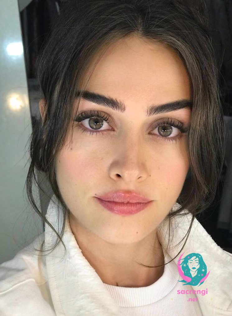 Esra Bilgiç saç kesimi