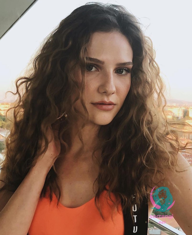 Alina Boz Kıvırıcık Saç Modeli
