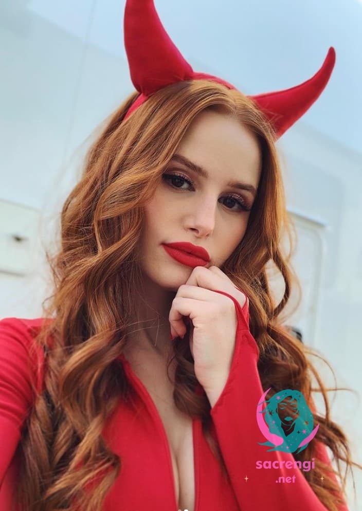 Madelaine Petsch dalgalı saç modelleri
