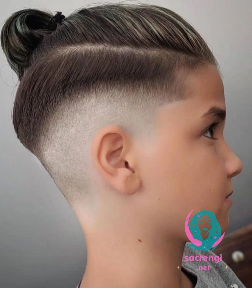 Erkek Çocuk Yarım Topuz Saç Modeli
