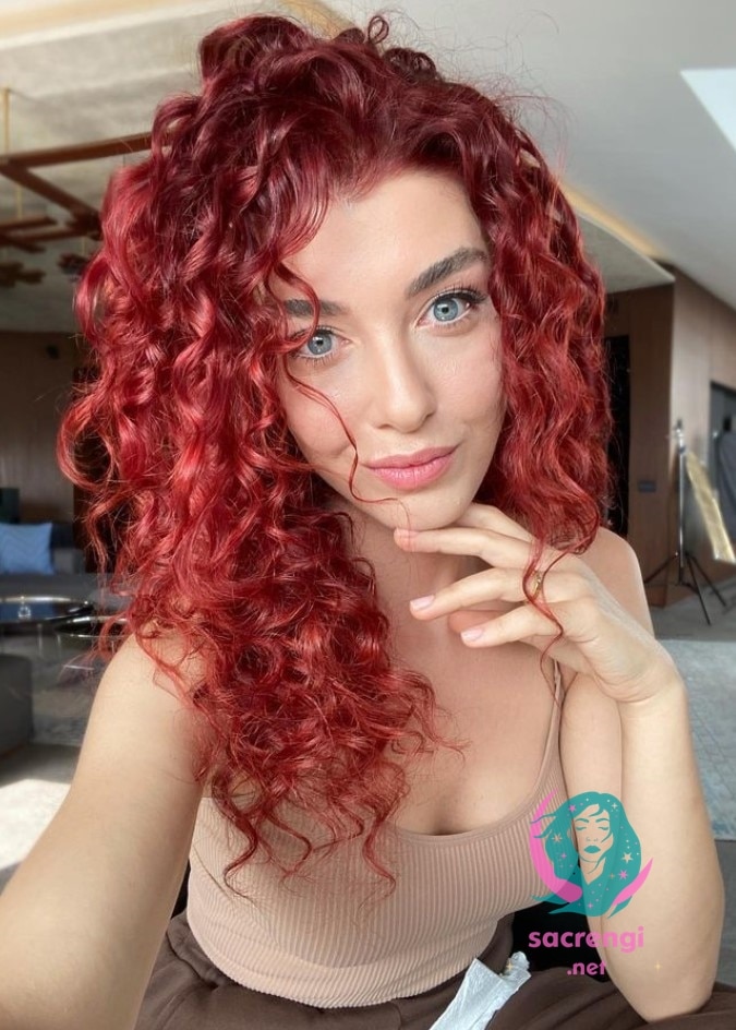 Aslıhan Güner Kıvırcık Saç Modeli