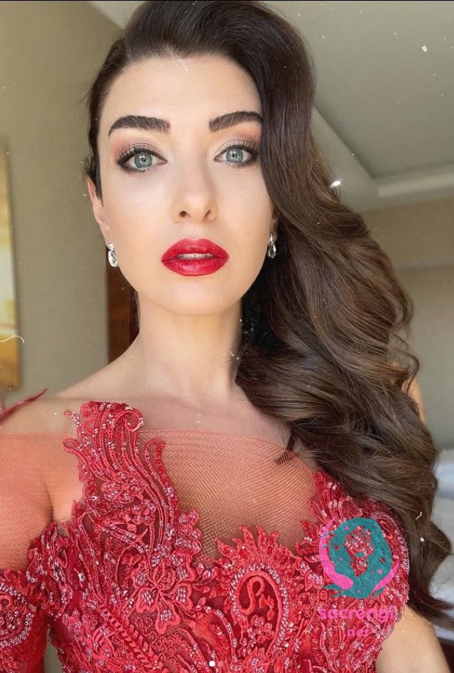Aslıhan Güner Uzun Dalgalı Saç Modeli