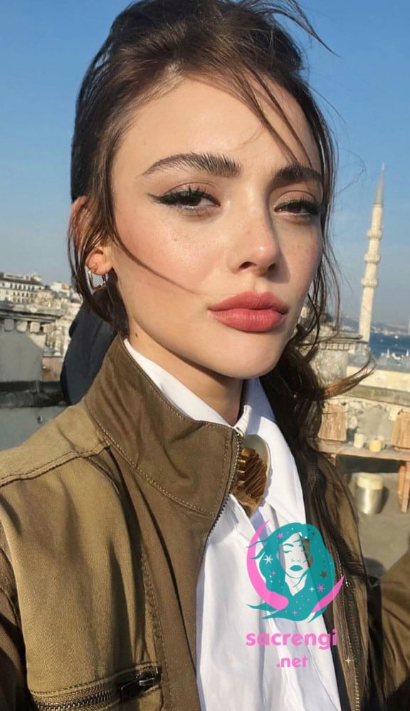Rabia Soytürk siyah Saç Rengi